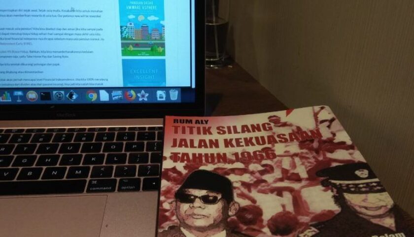 vavai-buku-titik-silang-jalan-kekuasaan-tahun-1966-rum-aly-768×1024.jpg